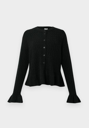 Schwarzer Strickcardigan mit rundem Ausschnitt, Knopfverschluss, weit auslaufenden Ärmeln und Peplumsaum auf weißem Hintergrund.