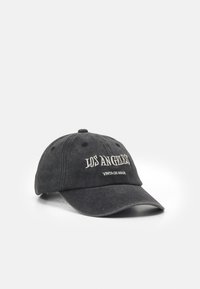 Svart bomullsbasker med buet brem, med "LOS ANGELES" og "VINTAGE MADE" brodert i hvitt. Slitt tekstur.