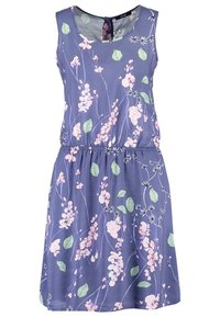 Kwiecista sukienka o fioletowej bazie, bez rękawów, z marszczonym wcięciem w talii oraz nadrukiem w pastelowe kwiaty i liście. Lekka tkanina o gładkiej fakturze.