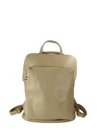 Sac à dos en cuir beige avec une finition texturée, une poignée supérieure, des bretelles réglables et une poche zippée à l'avant dotée d'une petite étiquette tricolore.