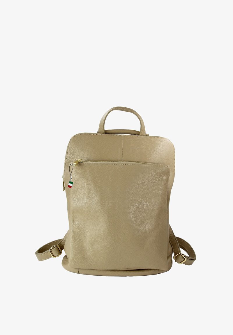 Sac à dos en cuir beige avec une finition texturée, une poignée supérieure, des bretelles réglables et une poche zippée à l'avant dotée d'une petite étiquette tricolore.