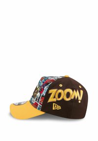 Cap mit Comicbuchmuster auf dem Schild, brauner Körper, gelber Schirm, mit großen "ZOOM!"-Text in gelber Stickerei, New Era-Logo an der Seite.
