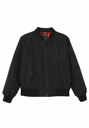 Czarna kurtka bomberka z zamkiem błyskawicznym, ściągaczami na mankietach i dole, dwoma przednimi kieszeniami oraz kieszenią na rękawie zapinaną na zamek. Podszewka w pomarańczowym kolorze.