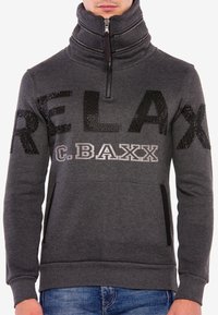 Grauer Pullover mit hohem Kragen, mit schwarzem Strassschriftzug "RELAX" und "C.BAXX", mit Reißverschluss vorne und seitlichen Taschen.
