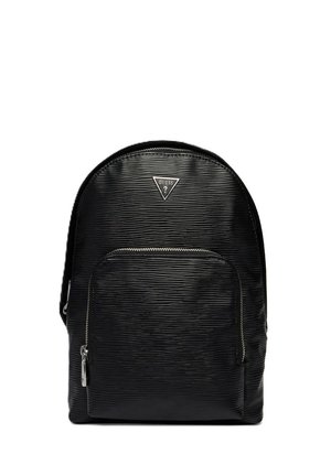 Zaino nero con texture, dotato di tasca frontale con cerniera e logo Guess argentato al centro superiore.