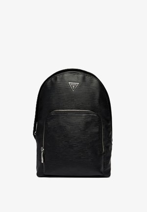 Zaino nero con texture, dotato di tasca frontale con cerniera e logo Guess argentato al centro superiore.