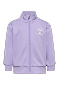 Veste zippée violette en tissu doux, dotée d'un col montant, de rayures blanches sur les côtés et d'un petit logo sur la poitrine gauche.