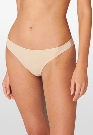 Bas de bikini couleur chair avec une texture lisse, un design minimaliste et une fine ceinture. Présente des coutures discrètes et aucune accentuation supplémentaire.