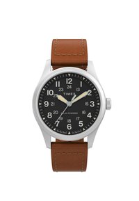 Timex solcelur drevet ur har en sort urskive med hvide tal, et kasse i rustfrit stål og et brunt læderrem med synlige sømme.