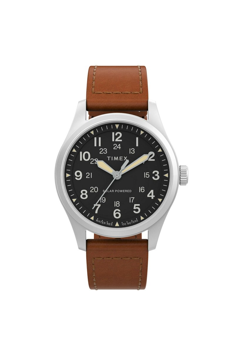 Timex solcelur drevet ur har en sort urskive med hvide tal, et kasse i rustfrit stål og et brunt læderrem med synlige sømme.