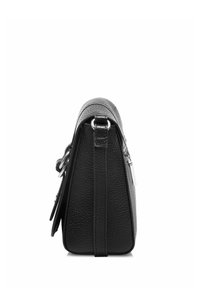 Czarna skórzana torebka o strukturalnym, trójkątnym kształcie. Posiada teksturowaną powierzchnię, srebrne wykończenie metalowe oraz odczepiany pasek na ramię.