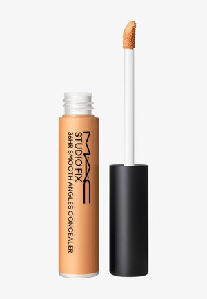 MAC Studio Fix 36HR Smooth Angles Korektor w odcieniu beżowym z płynnym produktem i skośnym aplikatorem obok czarnego korka na białym tle.