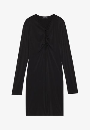 Fekete, hosszú ujjú ruha, melynek derékrészén ráncolt rész található, V-kivágással és testhezálló fazonnal rendelkezik, sima, rugalmas anyagból készült.