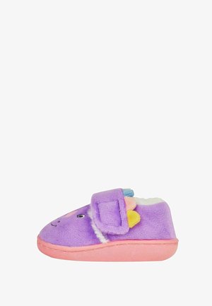 Lilla plyssand slipper med en pink sål, prydet med et karakterdesign, blød tekstur og farverige pomponer på siden. Velcro lukning.
