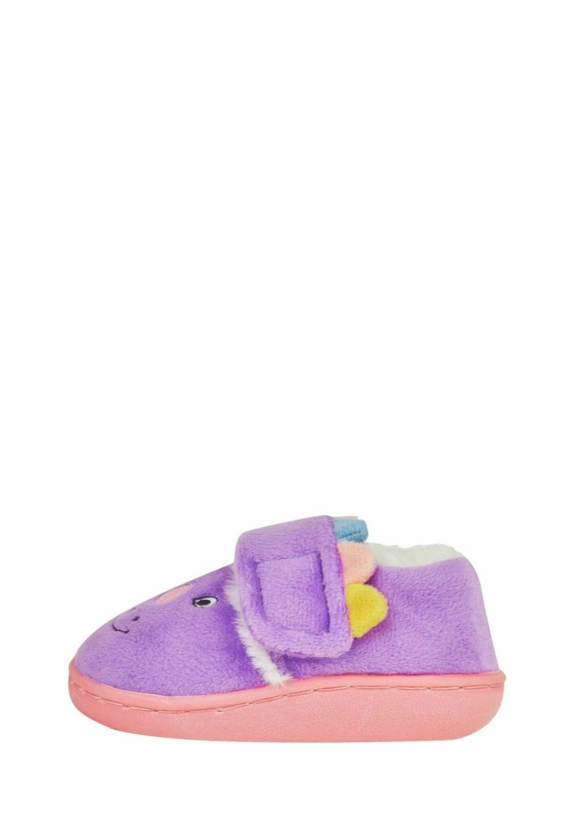 Lila plüss papucs rózsaszín talppal, karakterdizájnnal, puha textúrával és színes pomponokkal az oldalán. Velcro pántos zárás.