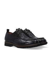 Zwarte leren schoenen met een gladde afwerking, ronde neuzen en vetersluiting. Stevige buitenzool met een lichte hak. Eenvoudige stikdetails.