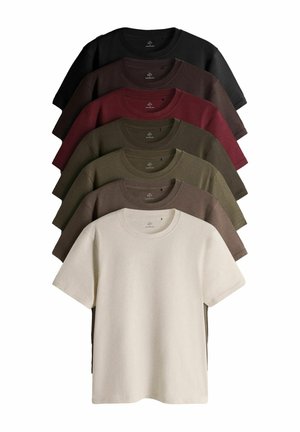 Six t-shirts unis à manches courtes en noir, marron foncé, bordeaux, deux nuances de vert et beige, empilés en arrangement décalé.
