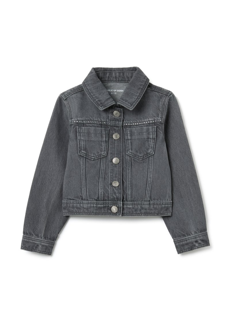 Chaqueta de mezclilla gris con un diseño corto, cuello clásico, bolsillos frontales y cierres de botones plateados. Presenta detalles de costura visibles.