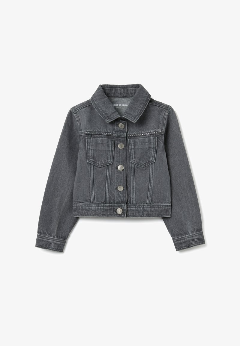 Veste en denim grise avec un design cropped, col classique, poches avant et fermetures à boutons argentés. Présente des détails de couture visibles.