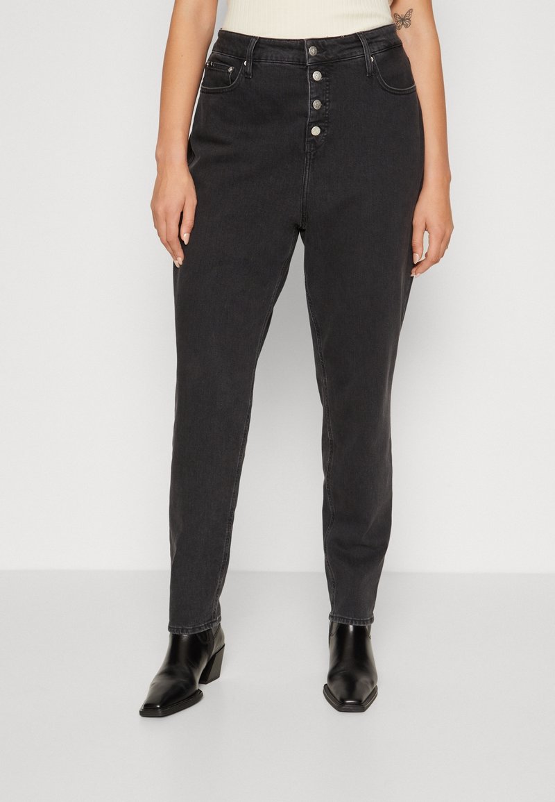 Jean en denim noir taille haute avec fermeture à cinq boutons, jambe slim droite et poches traditionnelles. Texture lisse et design classique.