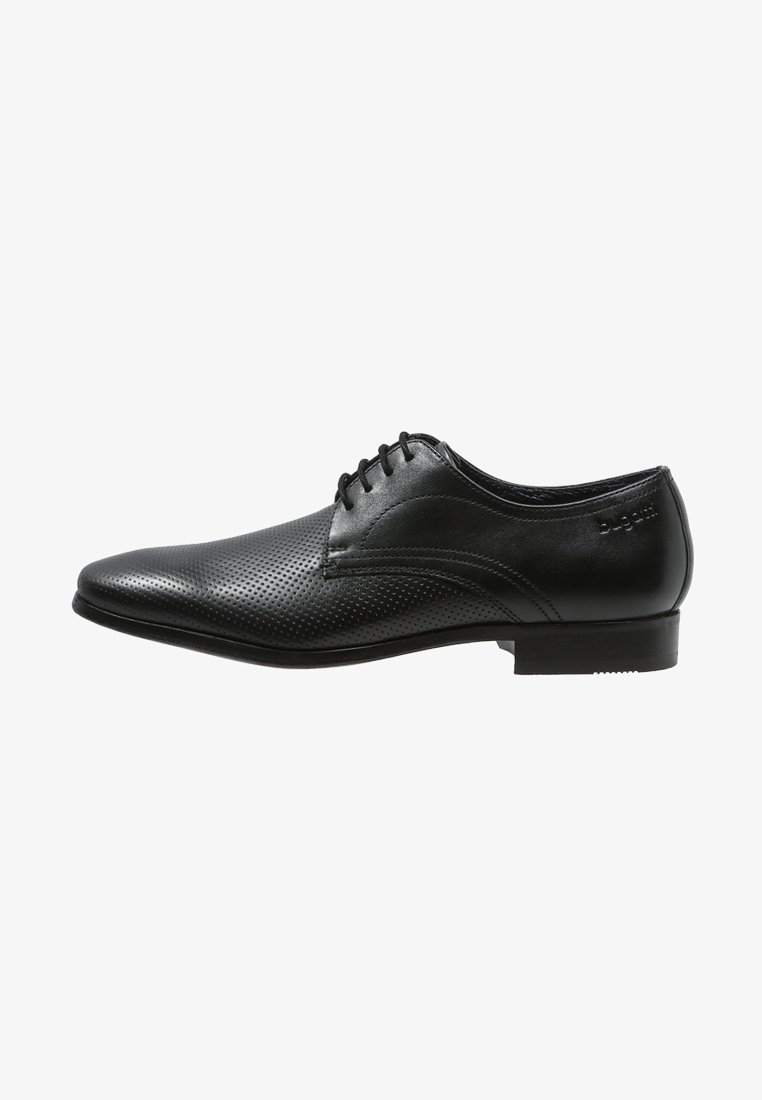 Chaussure habillée pour homme en cuir noir avec devant perforé, fermeture à lacets, petit talon et embossage discret de la marque sur le côté.