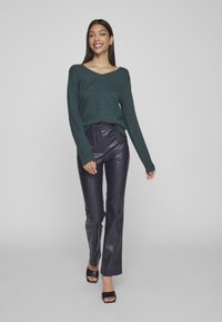 VILA VIRIL L/S V-NECK TOP - Džemperis - ponderosa pine