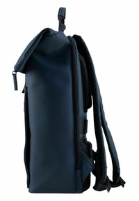 Zaino navy con esterno liscio, chiusura con zip, spallacci imbottiti, pannello in rete e tasca laterale aggiuntiva per il riposizionamento. Design compatto e strutturato.