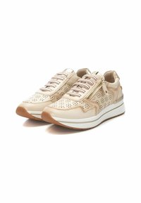 Zapatillas deportivas beige con parte superior perforada, diseño estampado, suela blanca y detalle de cremallera lateral. Presentan acentos texturizados y cordones.