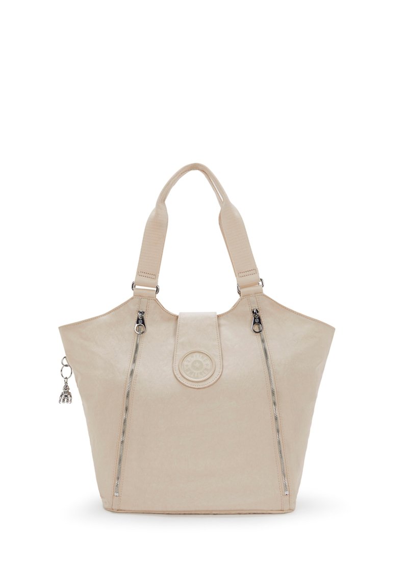 Beige tote-väska gjord av syntetiskt material, har dubbla siddragkedjor, ett cirkulärt logotypdetalj och texturerade handtag. Inkluderar en charm.
