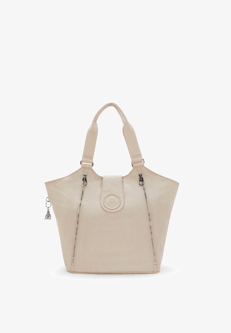 Beige tote bag lavet af syntetisk materiale, med dobbelte lynlåse på siden, en cirkulær logo detalje og teksturerede håndtag. Inkluderer en charm.