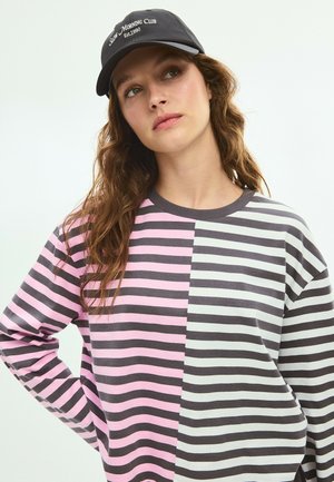 Stradivarius, SPORTY EMBROIDERED CAP - Casquette - black