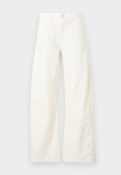 Pantalon blanc taille haute, jambes larges, avec fermeture avant à boutons et fermeture éclair, passants pour ceinture et poches latérales, présenté sur un fond neutre.