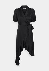 Robe portefeuille noire en satin avec manches bouffantes, ourlet à volants et taille nouée. Comprend un décolleté en V profond et des poches latérales.