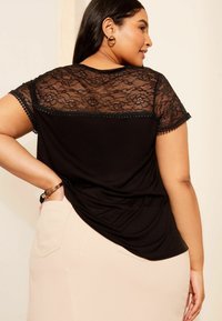 Curves Like These SHORT SLEEVE-REGULAR FIT - Printtipaita - black