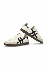 Zapatillas con un upper de cuero blanco, acentos negros y detalles de ante gris. Presenta un perfil bajo y cierre de cordones, con una suela de goma texturizada.