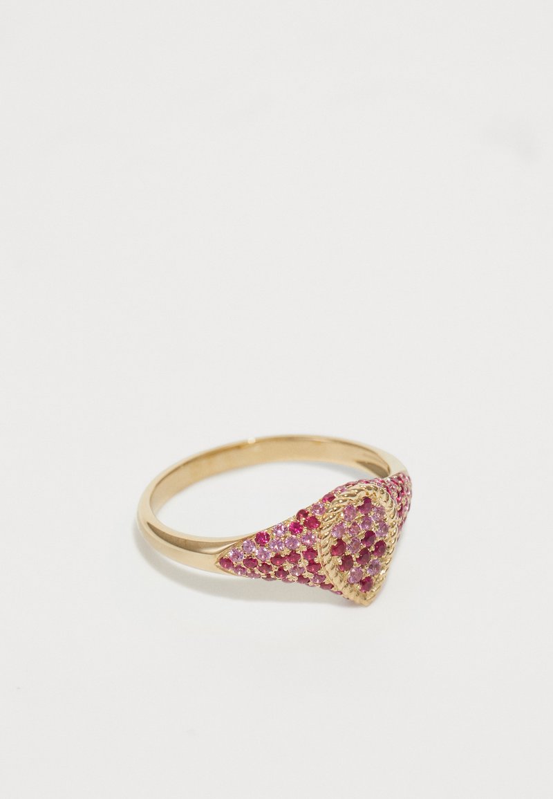 Anello d'oro con un design triangolare arricchito da pavé di gemme rosa e rosse. La fascia è liscia e si sposa perfettamente con il centro elaborato.