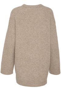 Beżowy, oversize sweter dzianinowy o teksturowanym wykończeniu, z szerokimi rękawami i okrągłym dekoltem, charakteryzujący się luźnym, wygodnym krojem.