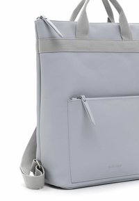 Grijze faux leren schoudertas met een textuurstrap. Beschikt over een voorkant met rits en dubbele handgrepen aan de bovenkant, rechthoekige vorm, modern design.