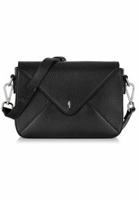 Czarna skórzana torebka na ramię z teksturowaną powierzchnią, trójkątną klapą i srebrnymi akcentami. Regulowany pasek i kompaktowy kształt.