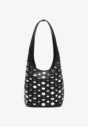 Sort læderhåndtaske med store cirkulære udskæringer og runde metallic accenter. Buet skulderrem og hobo-form.