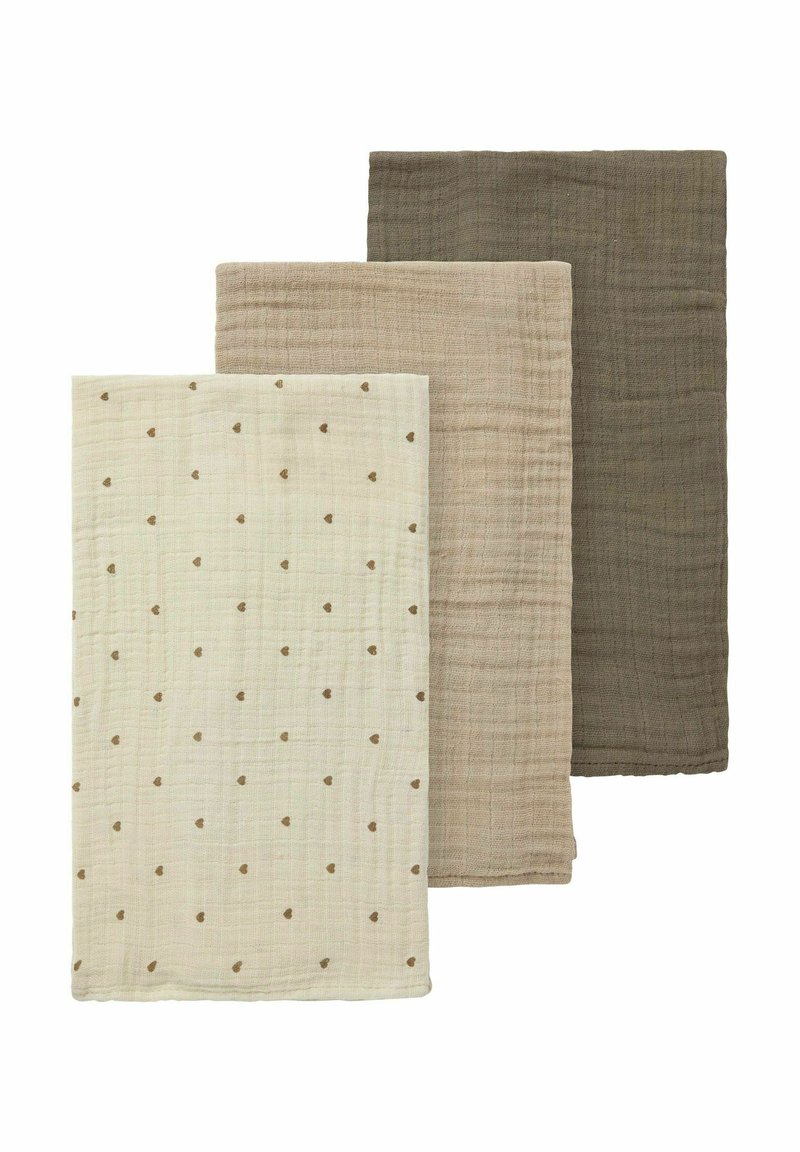 Zestaw trzech bawełnianych muślinowych ściereczek. Jedna w kolorze kremowym z brązowym wzorem serc, jedna w jednolitym kolorze beżowym oraz jedna w ciemnooliwkowym. Miękka, teksturowana powierzchnia.