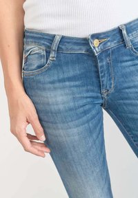 Le Temps Des Cerises Slim fit jeans - bleu