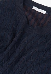 Granatowy sweter w warkoczowy splot z okrągłym dekoltem, z teksturowanymi wzorami i miękkim wykończeniem. Metka: Dan John.
