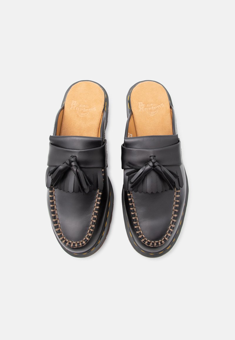 Schwarze Leder-Slip-on-Loafers mit Quasten, Fransen-Details, beigen Innensohlen und kontrastierenden Nähten entlang des Zehenumfangs.