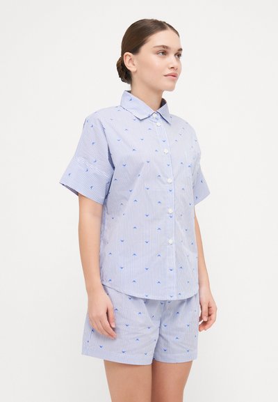 Conjunto de camiseta de manga corta y pantalones cortos a rayas azules y blancas, con pequeños detalles bordados en azul, fabricado en tela ligera.