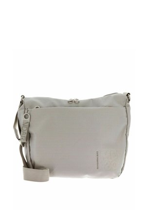 Sac bandoulière en nylon gris avec une texture douce, une fermeture éclair, une sangle ajustable et un logo en relief à l'avant.