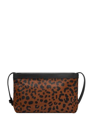 Sac en imprimé léopard avec une texture poilue brun et des accents en cuir noir. Il présente une forme maigre avec une bandoulière amovible.