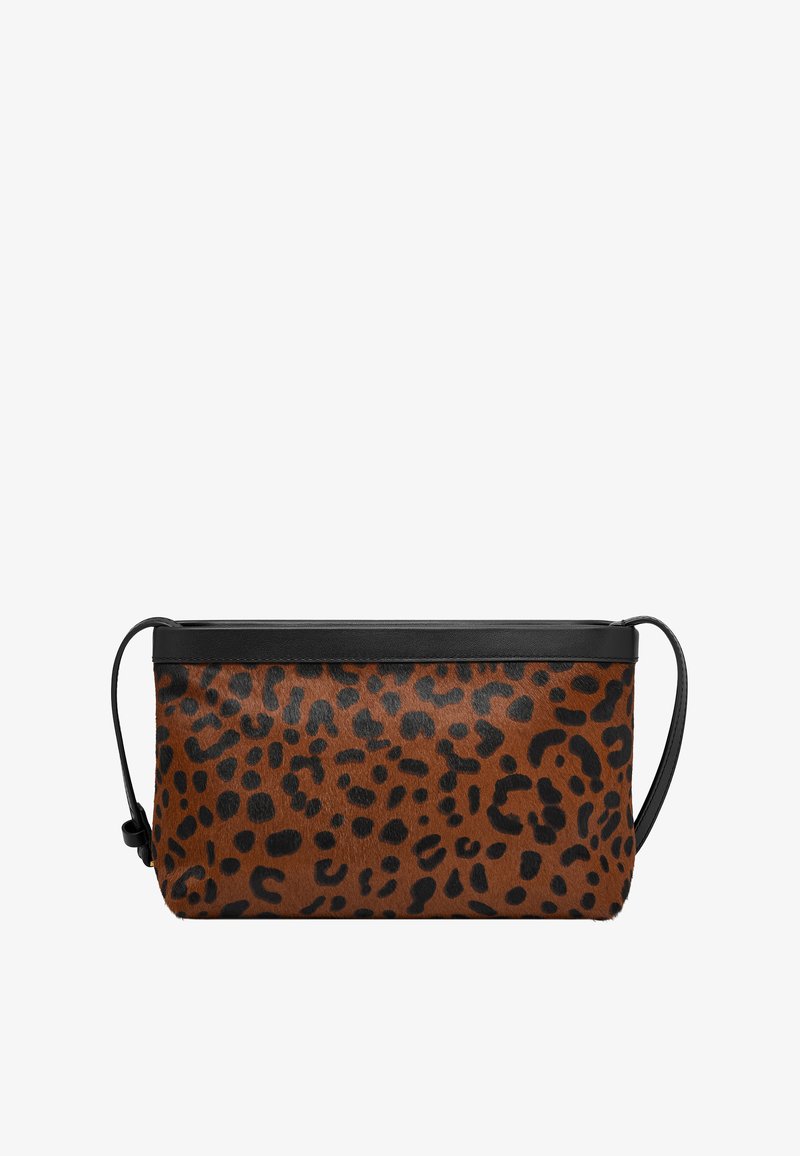 Sac en imprimé léopard avec une texture poilue brun et des accents en cuir noir. Il présente une forme maigre avec une bandoulière amovible.