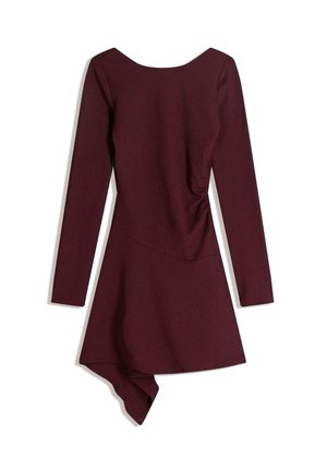 Bordo obleka z dolgimi rokavi in okroglim izrezom, z drapiranim detajlom na eni strani ter asimetričnim robom. Tkanina z teksturo.