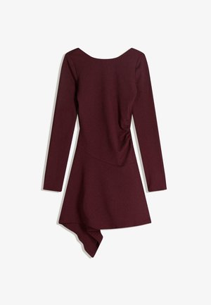 Bordo obleka z dolgimi rokavi in okroglim izrezom, z drapiranim detajlom na eni strani ter asimetričnim robom. Tkanina z teksturo.